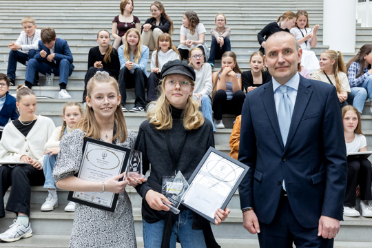 Iðunn Heiður Nökkvadóttir og Björg Ákadóttir í Grandaskóla hljóta Umhverfisbikar NKG og Hugverkastofunnar