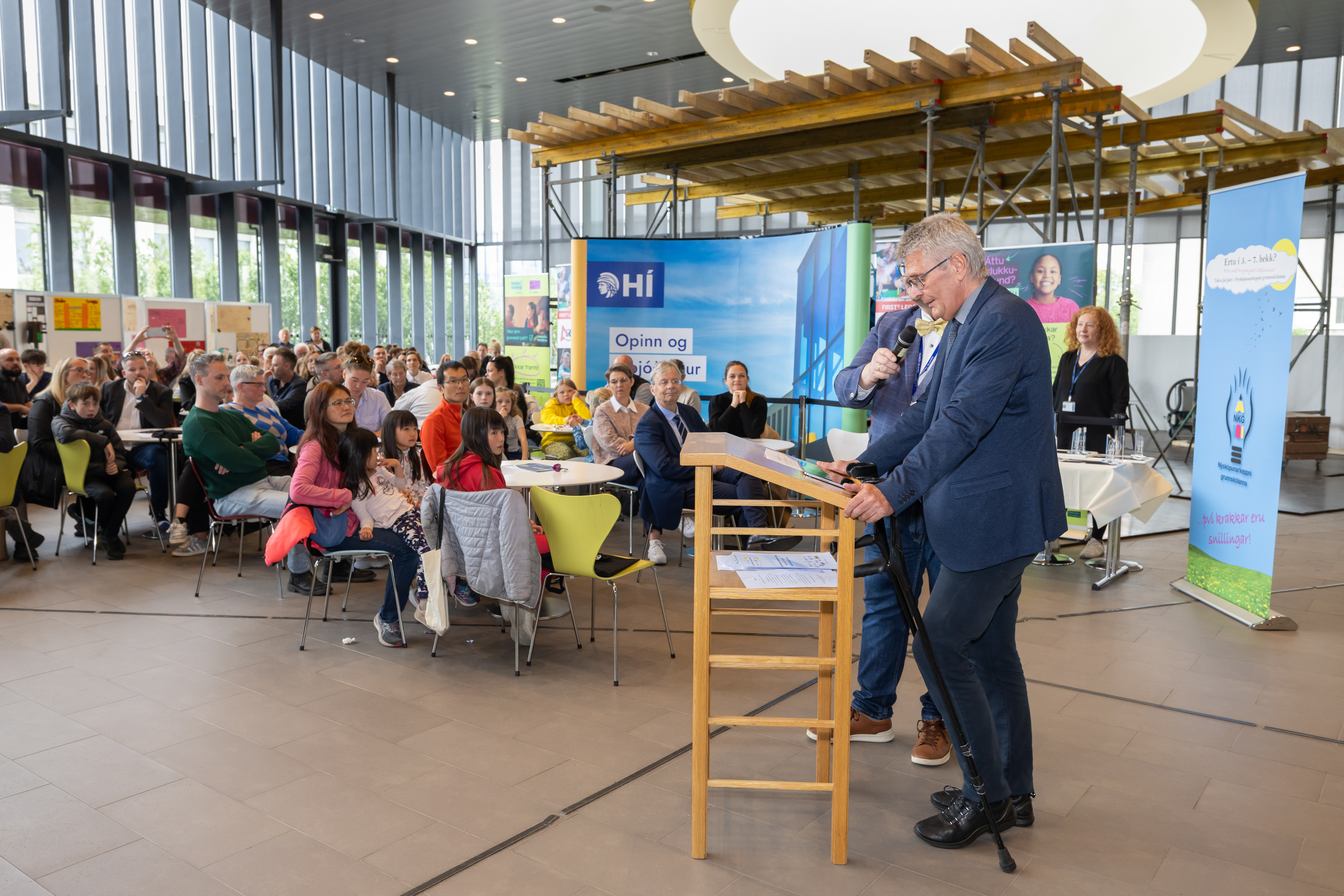 Guðmundur Ingi Kristinsson, mennta- og barnamálaráðherra, afhenti viðurkenningar í verðlaunaflokkum. 