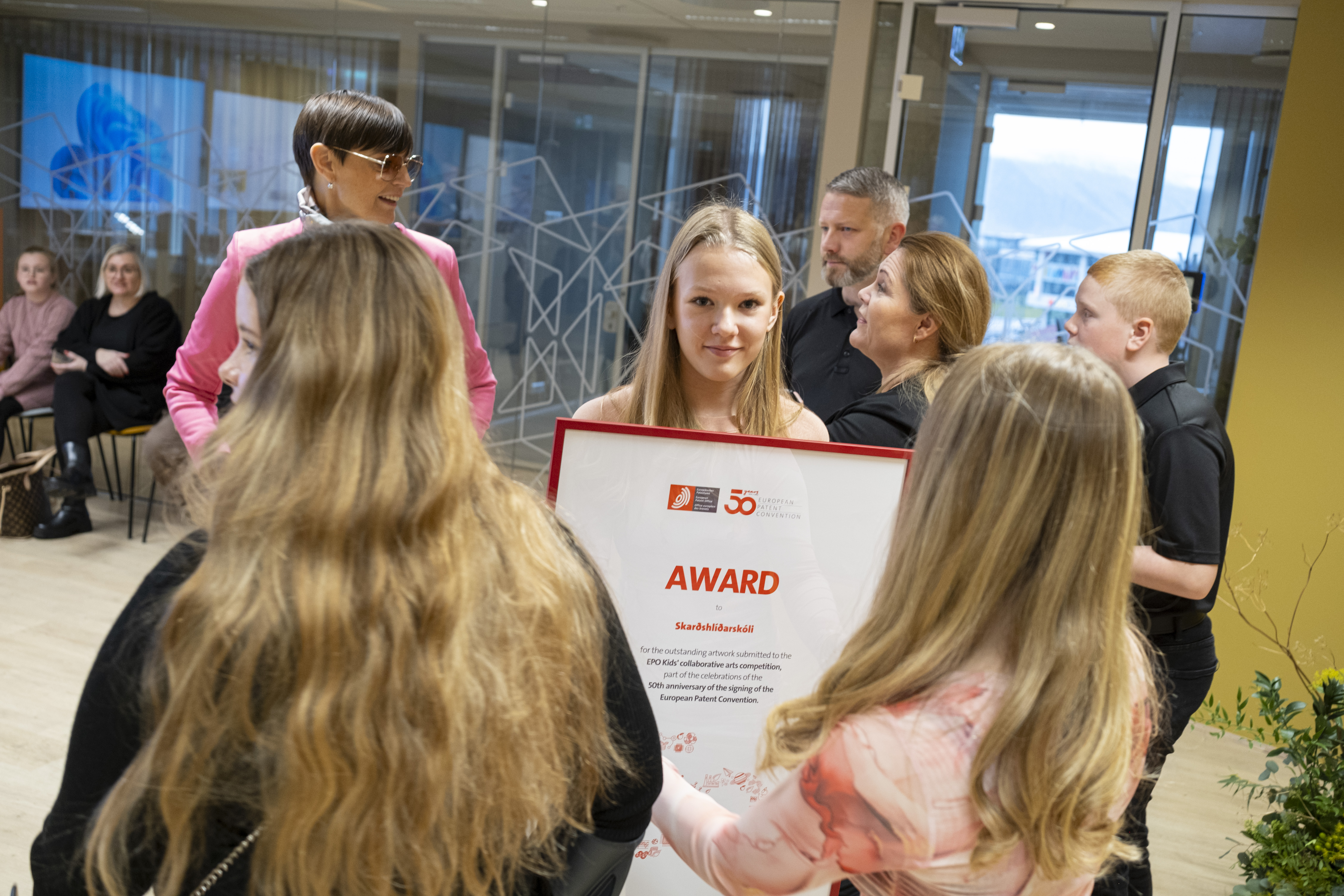 Jóhanna Dýrleif Guðjónsdóttir tók við viðurkenningarskjali fyrir hönd nemenda Skarðshlíðarskóla