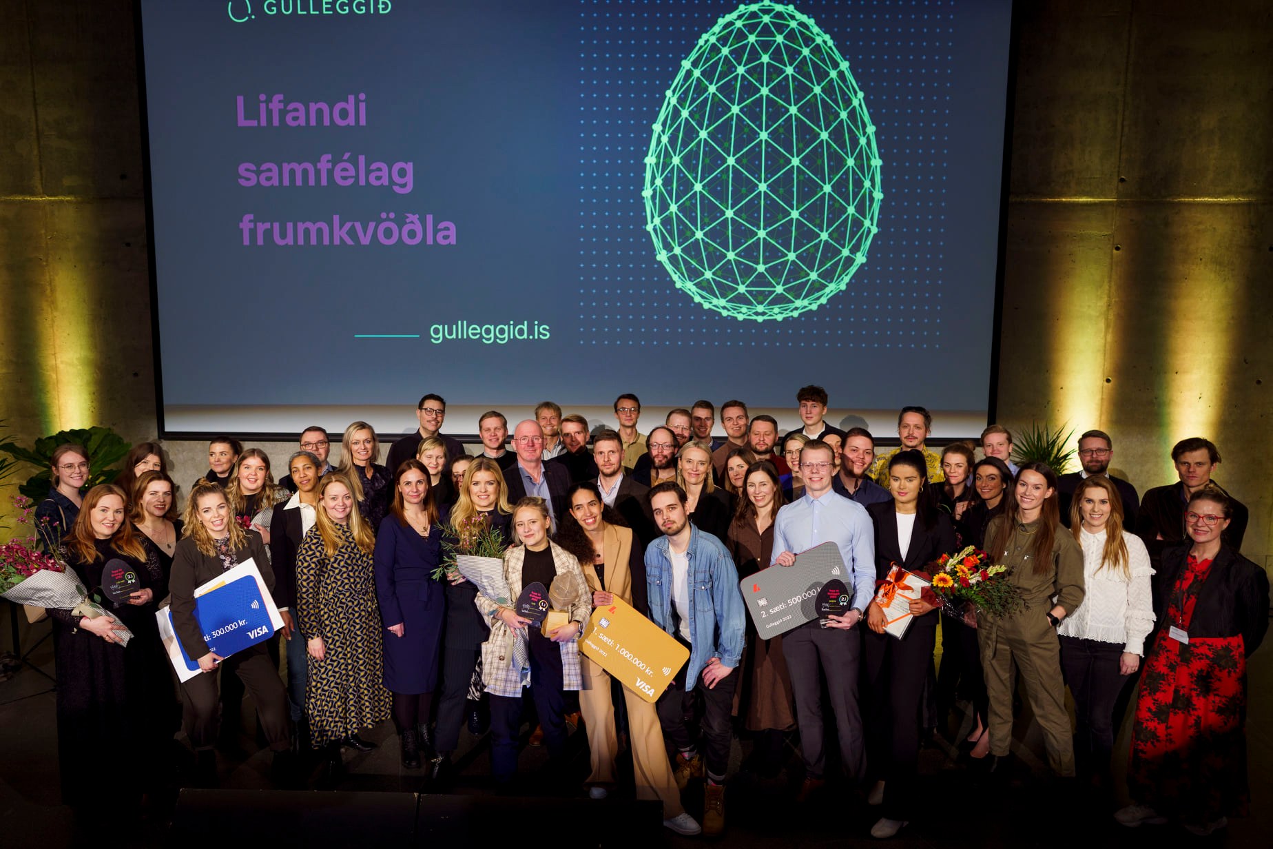Öll topp 10 teymin með bakhjörlum og dómurum ásamt Icelandic Startups. - Mynd: Icelandic Startups
