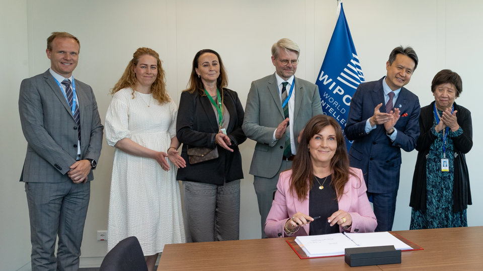 Borghildur Erlingsdóttir, forstjóri Hugverkastofunnar, undirritar Riyadh-samninginn fyrir Íslands hönd.