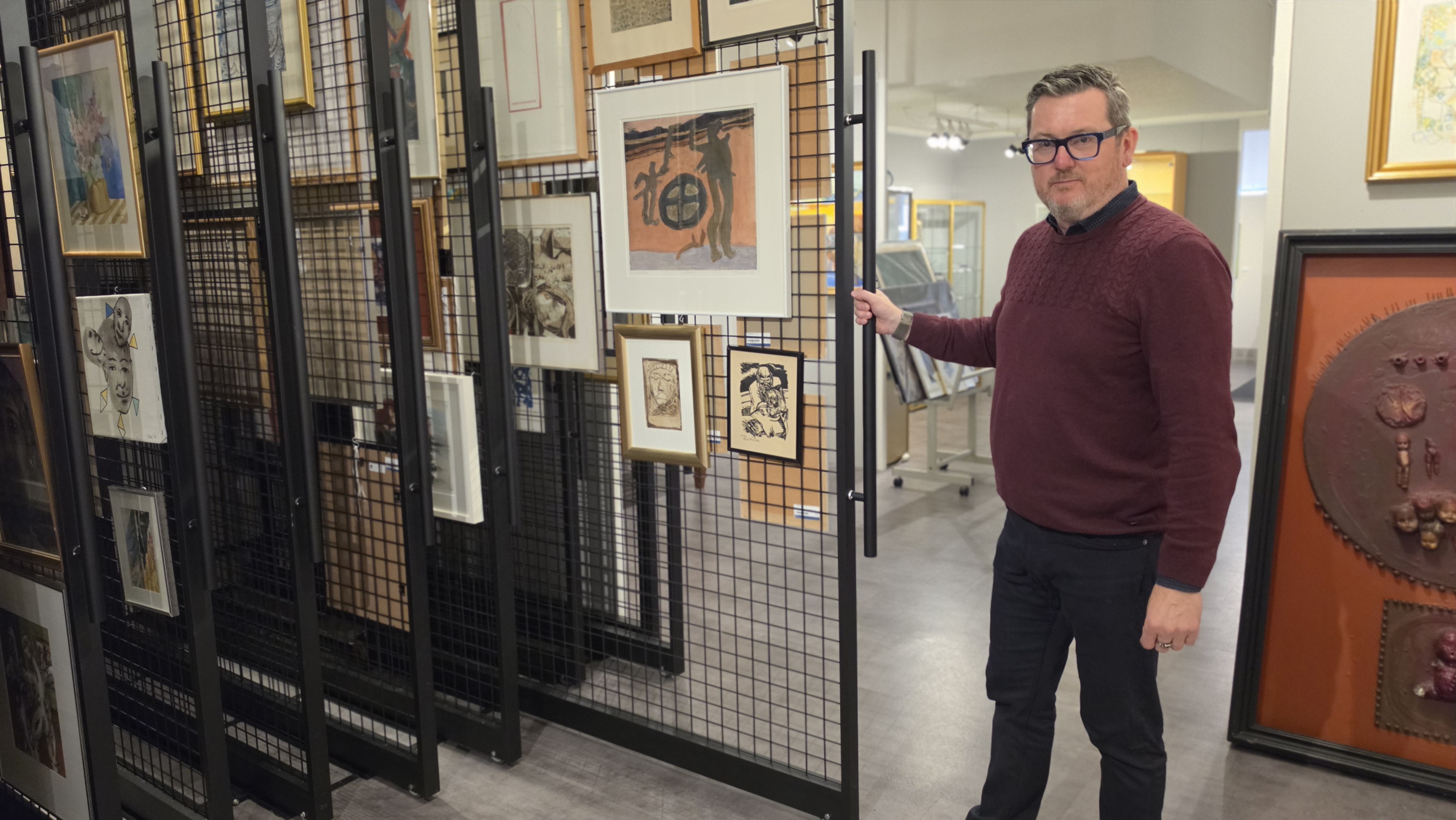 At the gallery, it is possible to see the works being auctioned online.