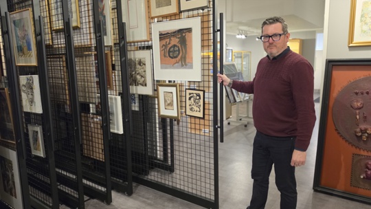 Jóhann Ágúst Hansen, framkvæmdastjóri og annar eigenda Gallerís Foldar, við listaverk sem Gallerí Fold býður upp á vefnum.