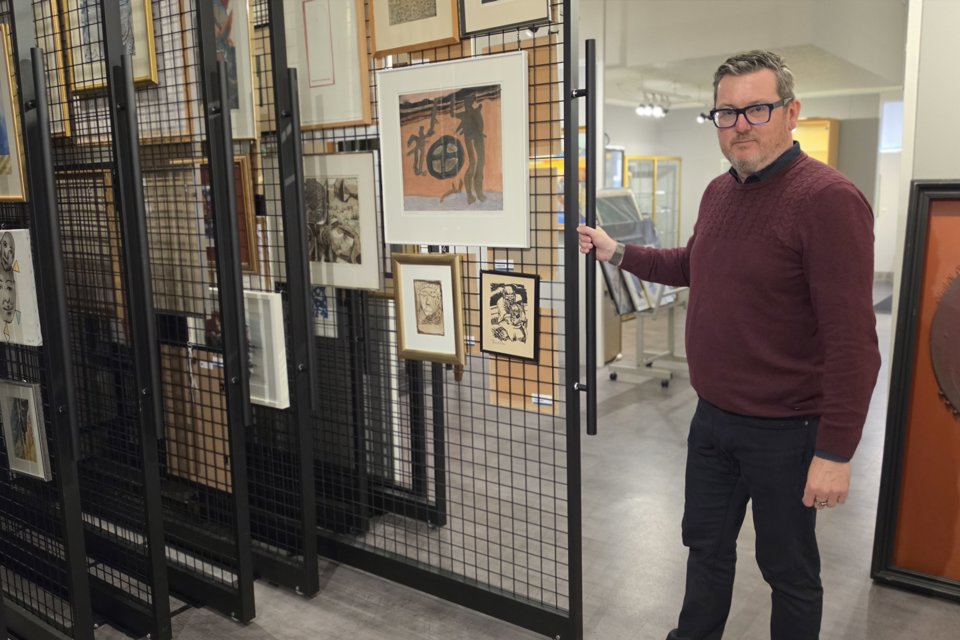 At the gallery, it is possible to see the works being auctioned online.
