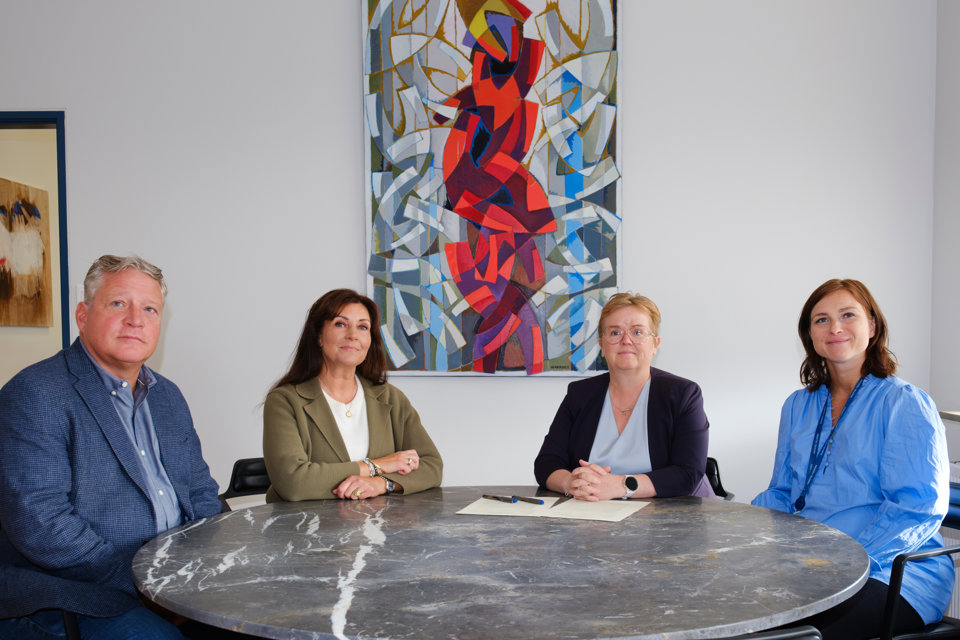 Frá undirritun samnings Hugverkastofunnar og HÍ. Frá vinstri: Eiríkur Sigurðsson samskiptastjóri Hugverkastofunnar; . Borghildur Erlingsdóttir, forstjóri Hugverkastofunnar; Silja Bára R. Ómarsdóttir, rektor Háskóla Íslands og Brynja Björg Halldórsdóttir, lögfræðingur á Vísinda- og nýsköpunarsviði HÍ.