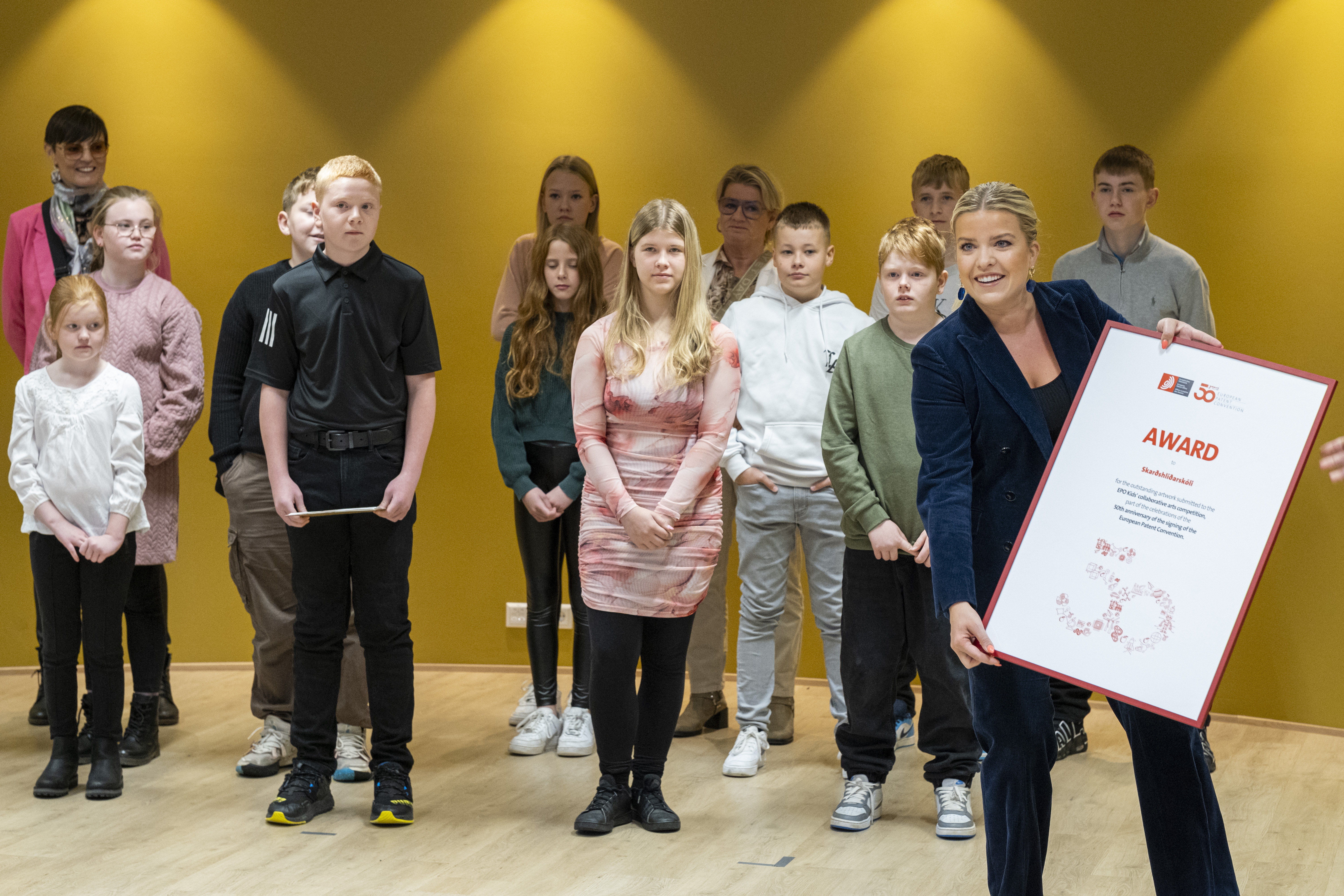 Áslaug Arna Sigurbjörnsdóttir háskóla-, iðnaðar- og nýsköpunarráðherra, afhenti nemendahópnum verðlaun fyrir hönd Evrópsku einkaleyfastofunnar. Á myndinni eru einnig Hafdís Baldursdóttir, myndmenntakennari og Ingibjörg Magnúsdóttir, skólastjóri Skarðshlíðarskóla.
